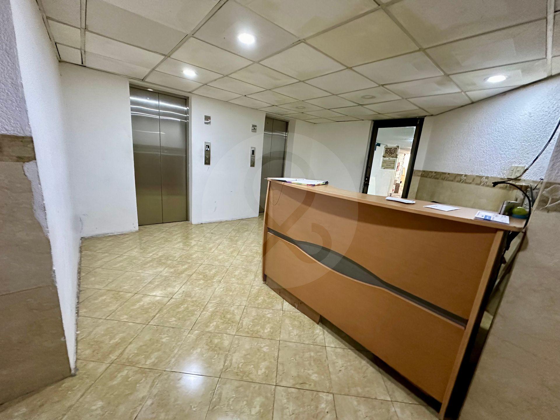 Recepción y elevadores del edificio Lucerna 62