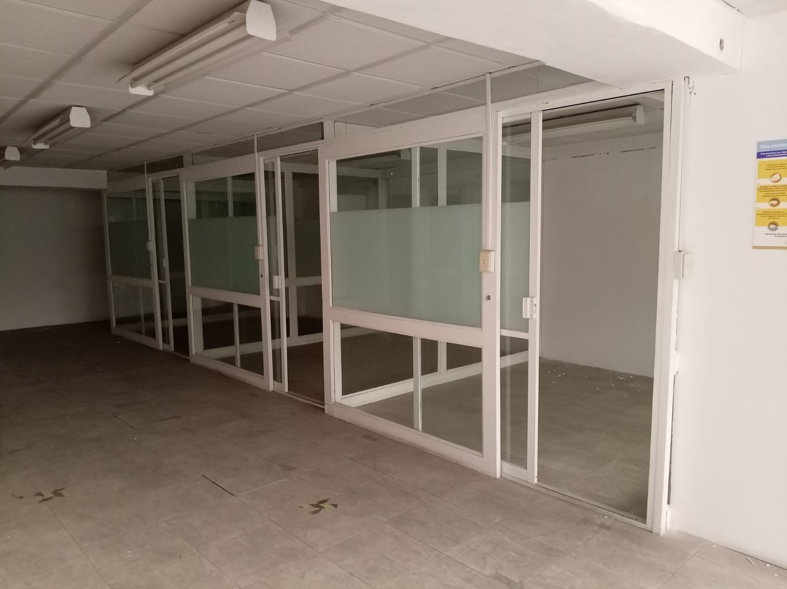 Área de despachos con cancelería de cristal