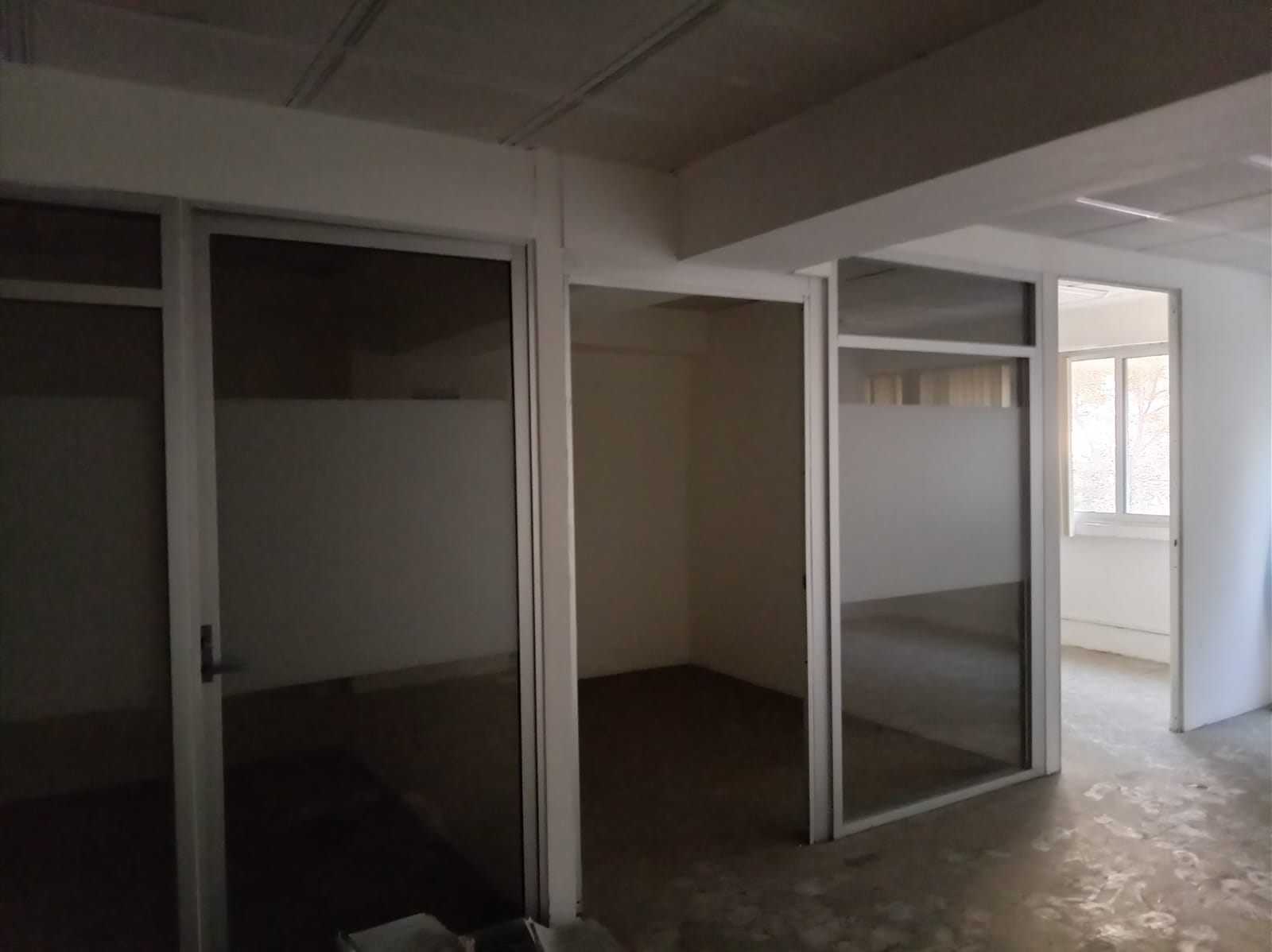 Interiores de oficina con privados y luz natural